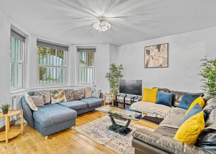 3Br Retreat In Redcliffe Gardens
